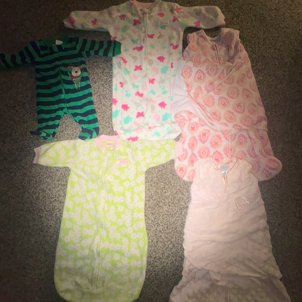 4 newborn babies sleep bags and one newborn baby jumper one size